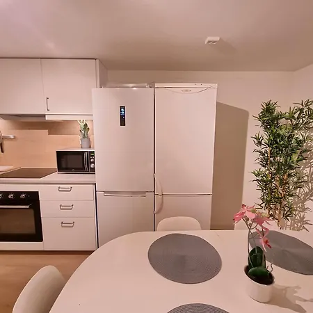 Pensión In House - Spacious Private Room, Queen Bed, Close To Center
