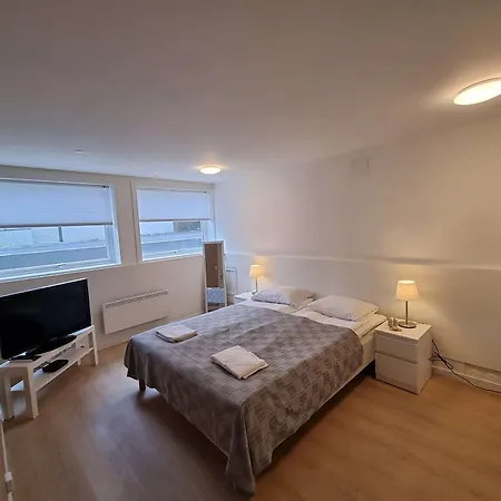 Pensión In House - Spacious Private Room, Queen Bed, Close To Center