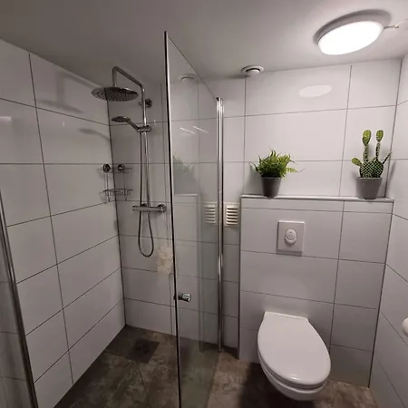 In House - Spacious Private Room, Queen Bed, Close To Center Pensión Stavanger