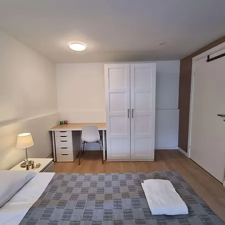 Pensión In House - Spacious Private Room, Queen Bed, Close To Center Stavanger