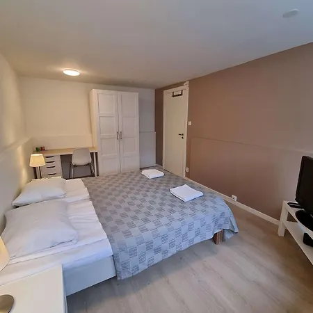 In House - Spacious Private Room, Queen Bed, Close To Center Stavanger