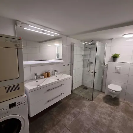 In House - Spacious Private Room, Queen Bed, Close To Center Pensión *